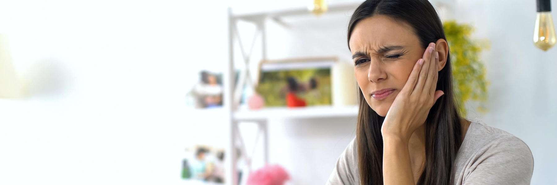 woman with toothache who needs an emergency dentist augusta